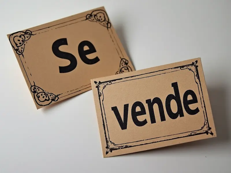 Carteles con las palabras "Se vende" en estilo vintage, representando una venta inmobiliaria.